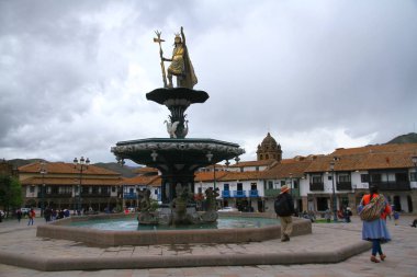 PLAZA de Armas, CUSCO, Peru - 28 Mart 2019. Cusco Krallığı 'nın dokuzuncu hükümdarı olan Pachacuti heykeli ve daha sonra İnka İmparatorluğu' nun imparatoru olan çeşme..