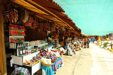 MARAS Tuz Madenleri, SACRED VALLEY, Peru - 1 Nisan 2019. Maras Tuz Madenlerindeki hediyelik eşya dükkanları ziyaretçilere farklı türde tuz ürünleri ve hediyelik eşya satıyorlar.