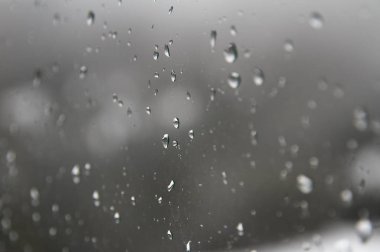 Penceredeki yağmur damlalarının yakın görüntüsü