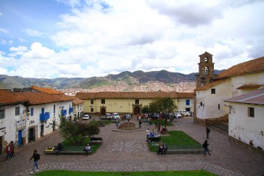 Cusco, Peru 'da küçük Fontaine ile meydanın havadan görünüşü
