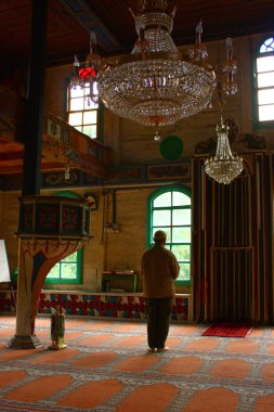 CAMILI VILLAGE, ARTVIN, TURKEY - 3 Temmuz 2012. Camili Köyü 'ndeki tarihi Camili Camii' nden bir iç manzara. Cami, elle boyanmış ahşap süslemeleriyle ünlüdür..