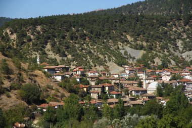 Peru 'da bir dağın yakınındaki küçük bir köye bak.