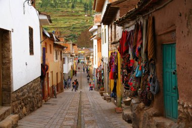 PISAC, CUSCO, PERU - 2 Nisan 2019. Güney Perus Kutsal Vadi bölgesindeki Pisac köyünden bir manzara. Köyün yakınındaki Pisac Arkeoloji Parkı ile iyi bilinir.