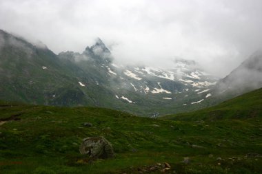 Sabah sisli dağlara bak. 