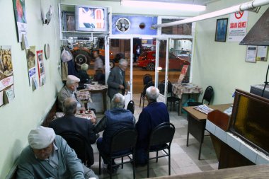 TARAKLI, SAKARYA, TURKEY - 22 Eylül 2012. Bir grup yaşlı adam Tarakli 'de geleneksel bir çay evinde birlikte vakit geçiriyorlar..