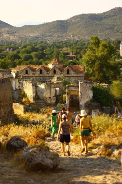 Terk edilmiş Kayakoy köyü, Mugla Türkiye. turistler