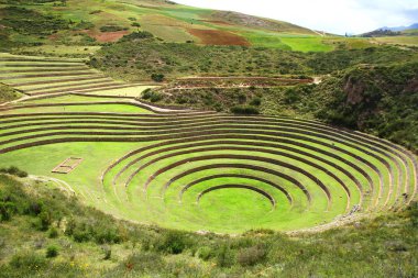 Peru 'daki Pisac Arkeoloji Kompleksi' ndeki Kutsal Vadi 'nin yamaçlarında dairesel şekilli İnka terasları var..