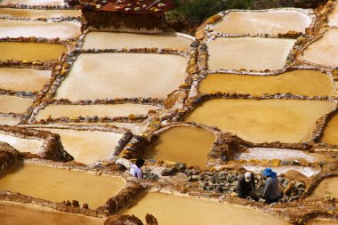 Maras Tuz Madenleri, Kutsal Vadi, Peru - 1 Nisan 2019. Peru 'nun kutsal vadisinde yer alan Maras Tuz Madenleri' nin teras ve tuz havuzlarının manzarası. 
