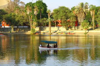 Parktaki gölde turistli teknenin manzarası, Peru