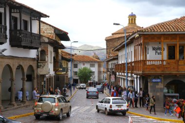 Caddelerin görünüşü, tepedeki binaların cepheleri, Cusco Peru.