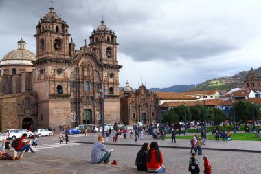 Cusco Katedrali, Plaza De Armas, Cusco, Peru - 27 Mart 2019. Cusco 'nun ana meydanı olan Plaza de Armas' dan bir manzara. Güzel Cusco Katedrali bu meydanda bulunmaktadır..