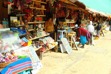 MARAS Tuz Madenleri, SACRED VALLEY, Peru - 1 Nisan 2019. Maras Tuz Madenlerindeki hediyelik eşya dükkanları ziyaretçilere farklı türde tuz ürünleri ve hediyelik eşya satıyorlar.