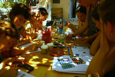 KAYAKOY, MUGLA, TURKEY - 3 Ağustos 2009. Gençler bir sanat kampında cam kaplamayı öğreniyorlar..