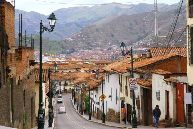CUSCO, PERU - 27 Mart 2019. Cusco, Peru And Dağları 'nda sömürge mimarisi olan güzel bir şehirdir. Şehir bir zamanlar İnka İmparatorluğu 'nun başkentiydi.