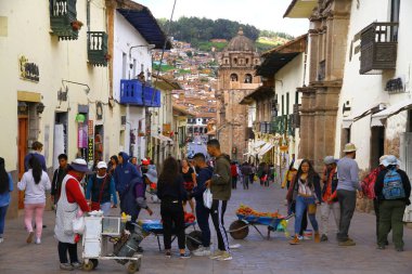 Cusco Katedrali, Plaza De Armas, Cusco, Peru - 27 Mart 2019. Cusco 'nun ana meydanı olan Plaza de Armas' dan bir manzara. Güzel Cusco Katedrali bu meydanda bulunmaktadır..