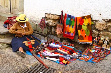 MARAS Tuz Madenleri, SACRED VALLEY, Peru - 1 Nisan 2019. Maras Tuz Madenlerindeki hediyelik eşya dükkanları ziyaretçilere farklı türde tuz ürünleri ve hediyelik eşya satıyorlar.