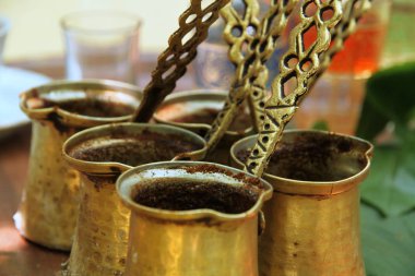 Türk kahvesi pişirmek için bakır kaplar