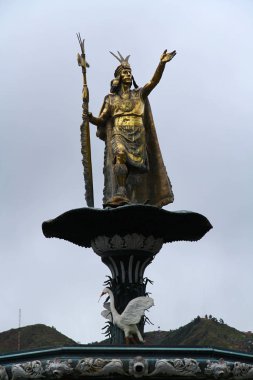PLAZA de Armas, CUSCO, Peru - 28 Mart 2019. Cusco Krallığı 'nın dokuzuncu hükümdarı olan Pachacuti heykeli ve daha sonra İnka İmparatorluğu' nun imparatoru olan çeşme..