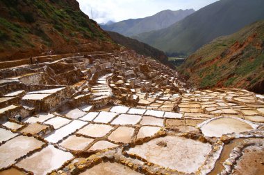Peru 'nun kutsal vadisinde yer alan Maras Tuz Madenleri' nin teras ve tuz havuzlarının manzarası. 