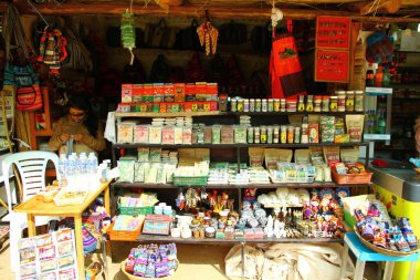 MARAS Tuz Madenleri, SACRED VALLEY, Peru - 1 Nisan 2019. Maras Tuz Madenlerindeki hediyelik eşya dükkanları ziyaretçilere farklı türde tuz ürünleri ve hediyelik eşya satıyorlar.