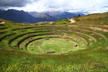 Peru 'daki Pisac Arkeoloji Kompleksi' ndeki Kutsal Vadi 'nin yamaçlarında dairesel şekilli İnka terasları var..
