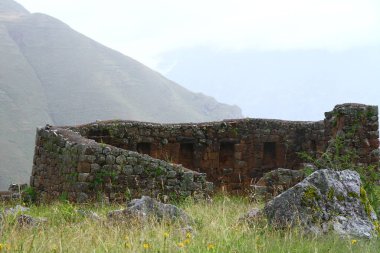 Pisac Arkeolojik Kompleksi, Cusco, Peru - 2 Nisan 2019. Pisac köyü yakınlarındaki Pisac Arkeolojik Kompleksi 'ndeki İnka yapılarının manzarası