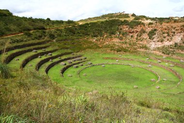 Peru 'daki Pisac Arkeoloji Kompleksi' ndeki Kutsal Vadi 'nin yamaçlarında dairesel şekilli İnka terasları var..