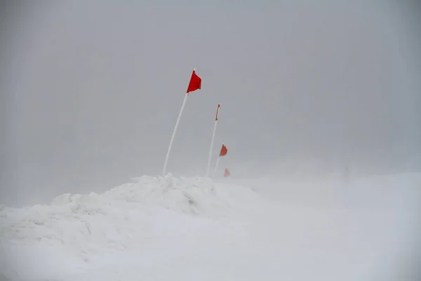 滑雪场红旗 — 图库照片