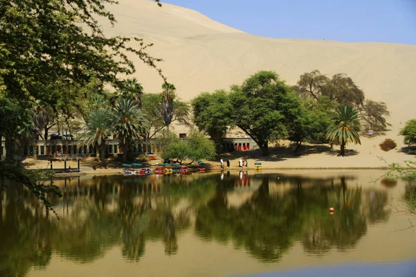 Una Vista Desde Laguna Huacachina Rodeada Palmeras Dunas Arena Perú — Foto de Stock