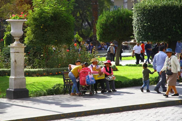 View Street Vendors Snacks Sitting Park Peru — Stock Photo, Image