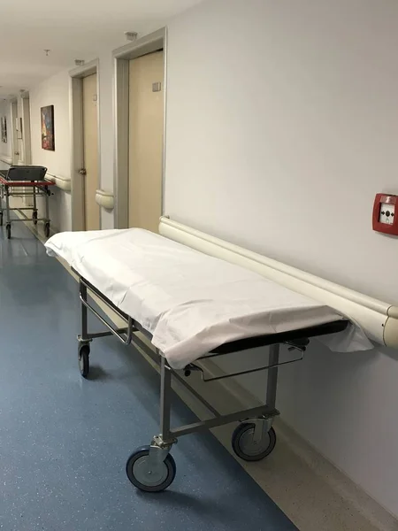 Tilik Pada Koridor Kosong Rumah Sakit — Stok Foto