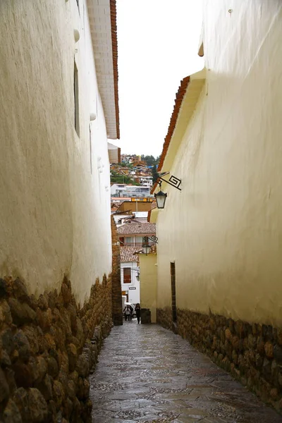Cusco Peru Marzo 2019 Una Strada Stretta Con Pareti Bianche — Foto Stock