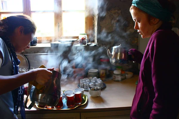 Young Woman Making Tea Kitchen Turkey — Φωτογραφία Αρχείου