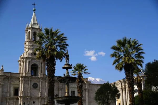 市内のメイン広場であるアルマス広場からの眺め サンティアゴ大聖堂とペドロ バルディヴィア像がある — ストック写真
