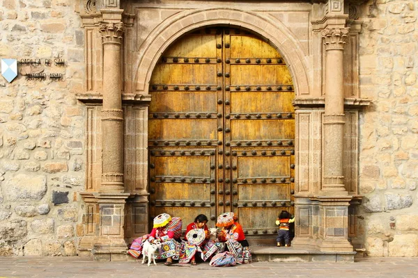 Cusco Peru Marca 2019 Peruwiańskie Kobiety Tradycyjnych Kostiumach Małymi Lamami — Zdjęcie stockowe