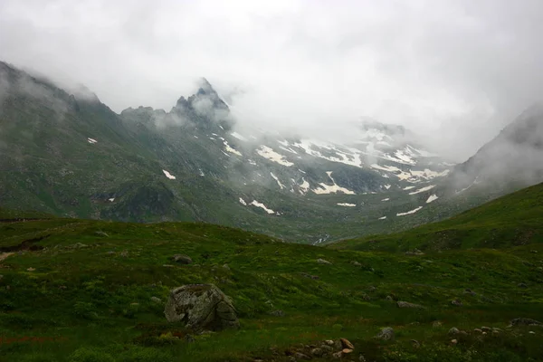 晨雾中的山景 — 图库照片