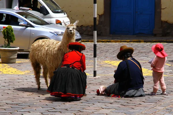 Peruanska Kvinnor Traditionella Kostymer Med Lama Och Ett Barn Sitter — Stockfoto