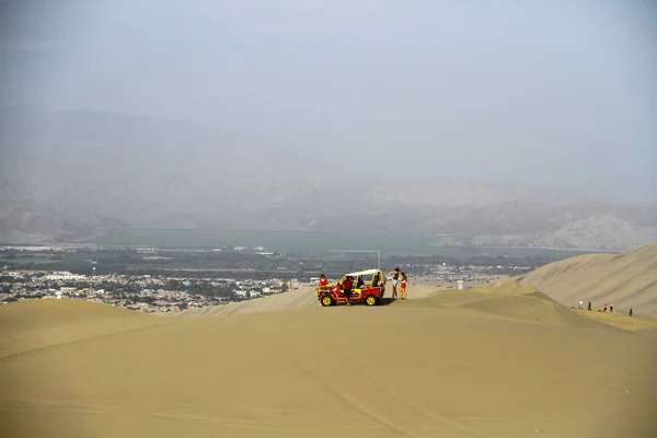 Huacachina Perú Abril 2019 Coche Con Personas Que Practican Sandboard — Foto de Stock