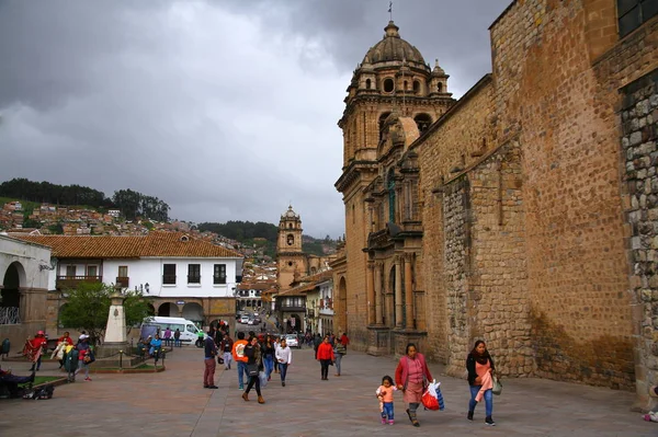 Cusco Katedrali, Plaza De Armas, Cusco, Peru - 27 Mart 2019. Cusco 'nun ana meydanı olan Plaza de Armas' dan bir manzara. Güzel Cusco Katedrali bu meydanda bulunmaktadır..