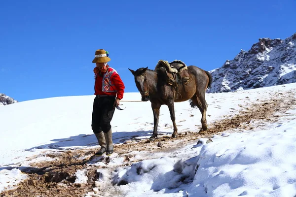 Tęczowe Góry Vinicunca Peru Człowiek Koniem — Zdjęcie stockowe