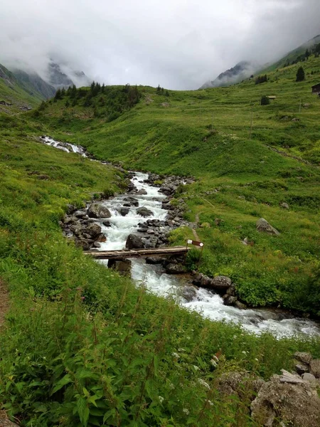 Flod Med Iskallt Vatten Som Kommer Från Bergen — Stockfoto