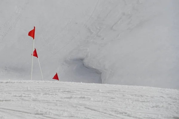 スキー場の赤い旗 — ストック写真