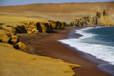 Peru 'daki Paracas Ulusal Rezervi' nin kıyı şeridi manzarası