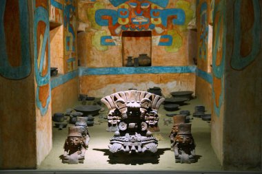 Ulusal Antropoloji Müzesi, Mexico City, Meksika - 30 Mayıs 2019. En büyük koleksiyonlara ve Mexico City 'de en çok ziyaret edilen müzeye sahip olan müzenin iç manzarası..