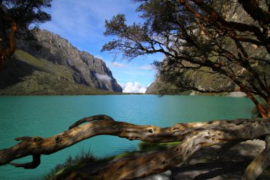 Laguna Paron ve Huascaran Ulusal Parkı çevresindeki dağlar, Peru.