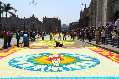 Plaza de Armas, Lima, Peru - 21 Nisan 2019. Plaza de Armas 'ın zeminindeki, Semana Santa' nın şenlikleri için çiçeklerle süslenmiş bir manzara..