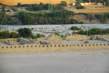 Paracas, Peru 'da İnkalar tarafından inşa edilmiş iyi korunmuş bir kerpiç kompleksi olan Tambo Colorado manzarası. 