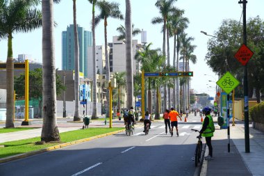 LIMA, PERU - 21 Nisan 2019. Lima 'dan bir sokak manzarası. İnsanlar Pazar sabahı trafiğin olmadığı bir sokakta bisiklet sürmekten, koşmaktan ve scooterlardan keyif alıyorlar..