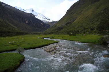 Laguna 69, Huascaran Ulusal Parkı, Peru 'nun yürüyüş parkında deresi olan güzel bir vadi manzarası..