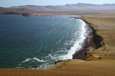 Peru 'daki Paracas Ulusal Rezervi' nin kıyı şeridi manzarası